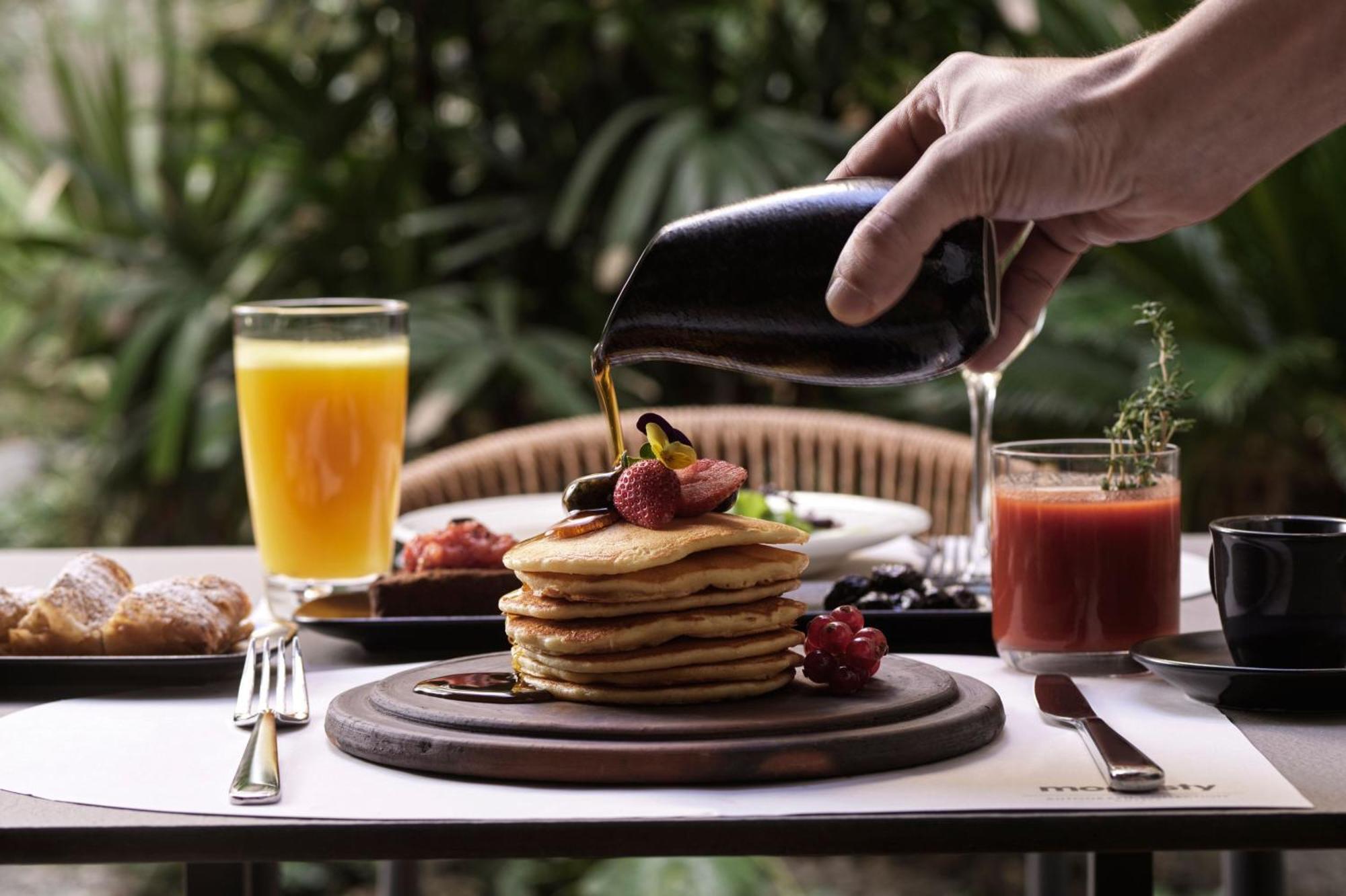 Monasty, Thessaloniki, Autograph Collection Hotel Kültér fotó Maple syrup being poured on a stack of pancakes