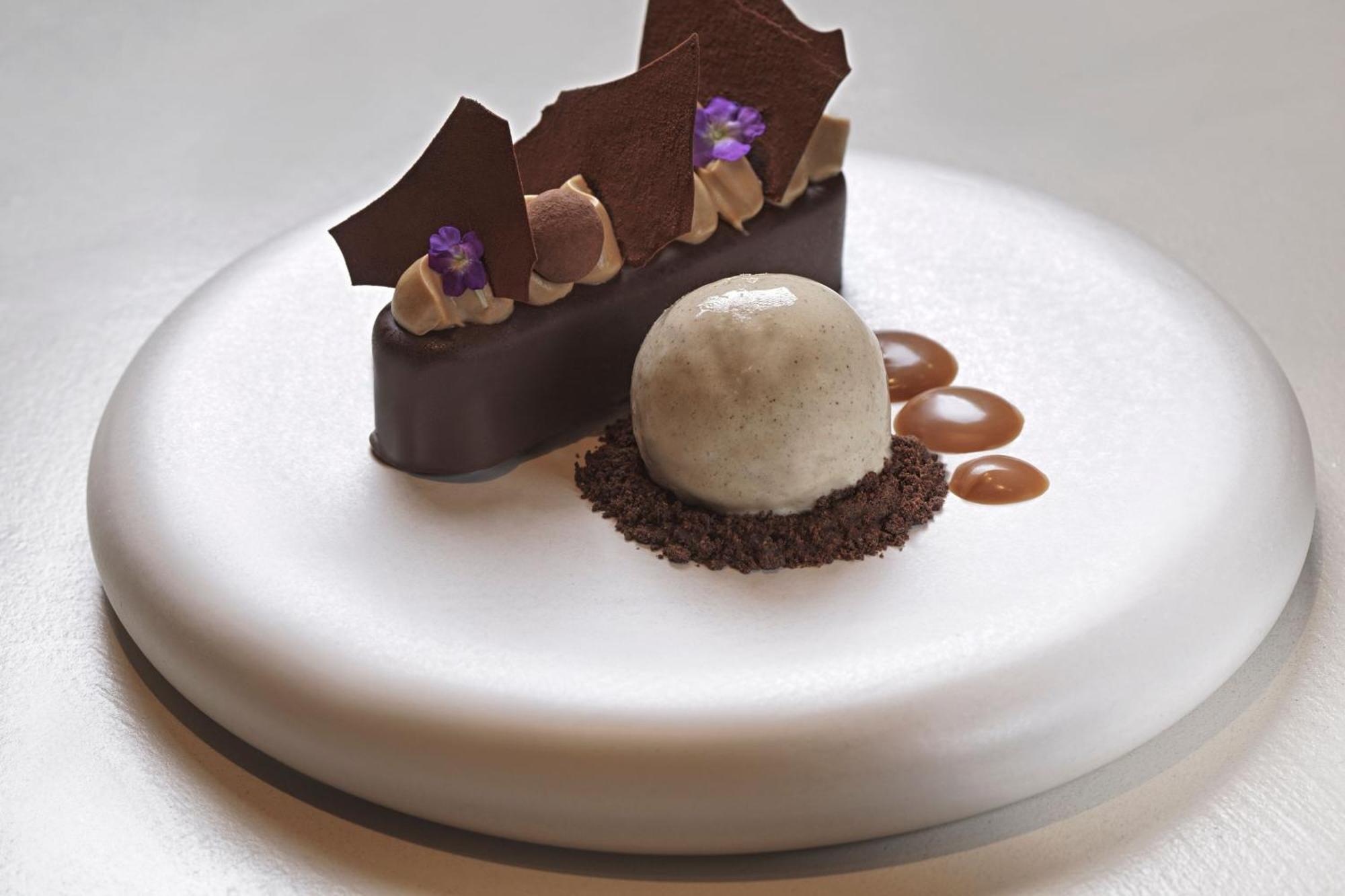 Monasty, Thessaloniki, Autograph Collection Hotel Kültér fotó A chocolate dessert
