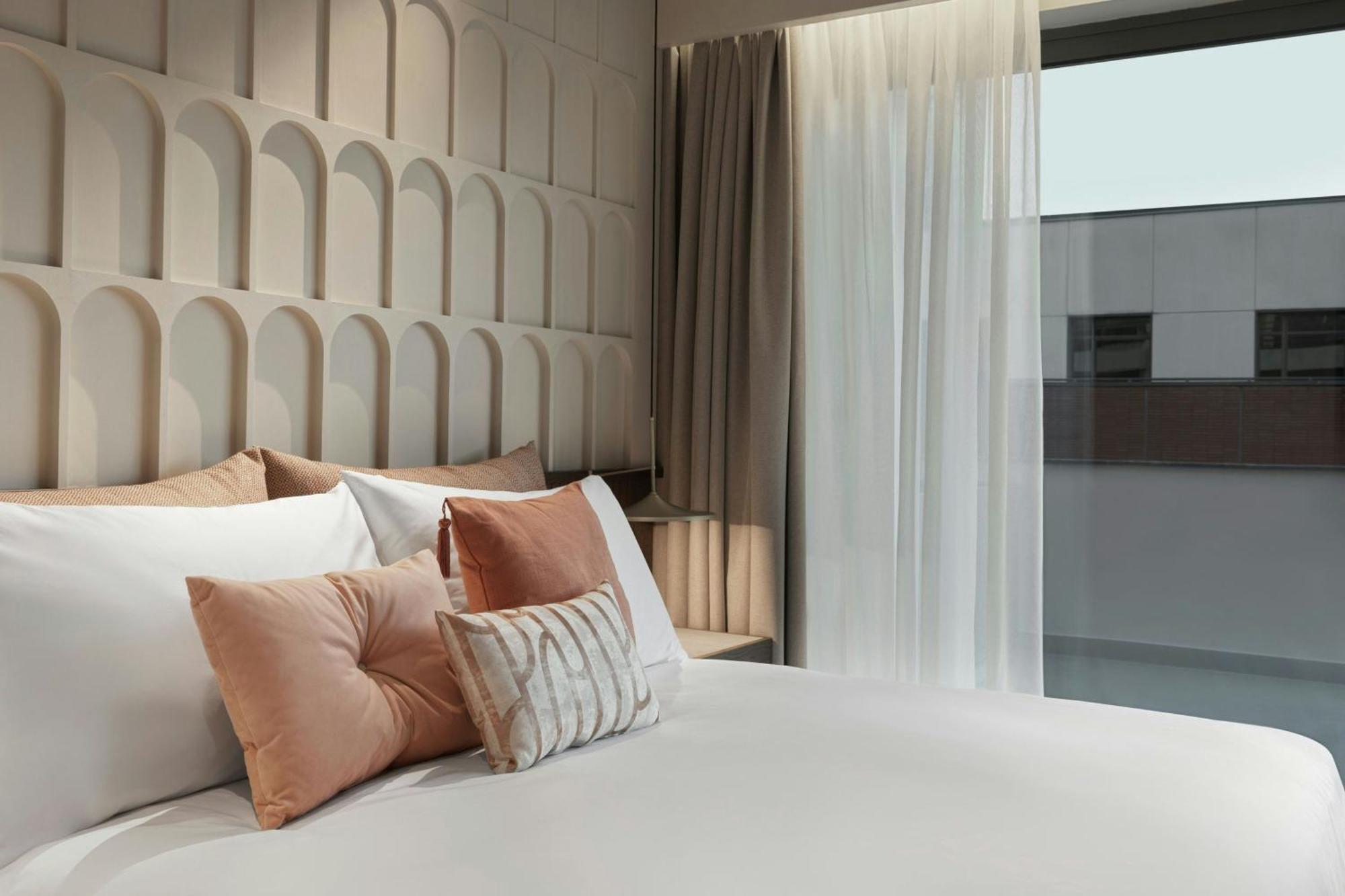 Monasty, Thessaloniki, Autograph Collection Hotel Kültér fotó A bedroom at the hotel